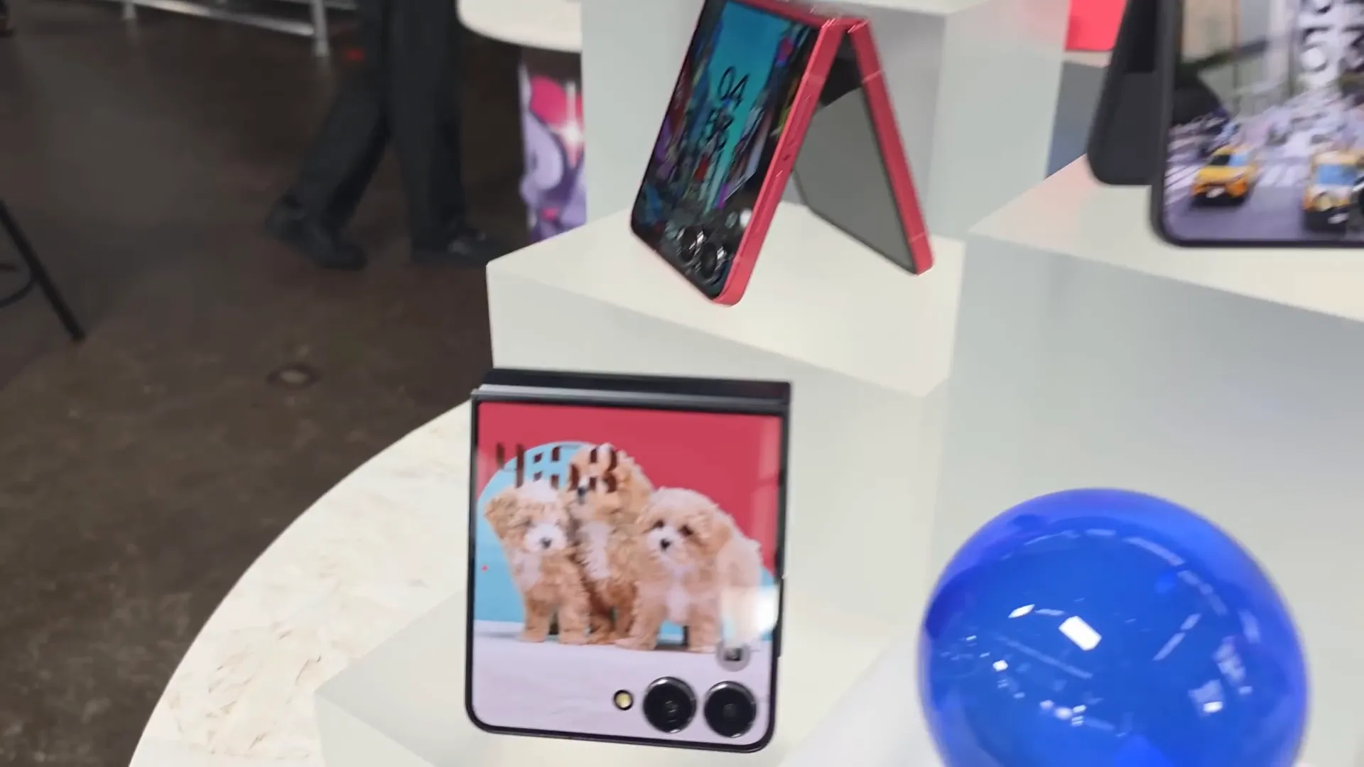 Samsung Galaxy Z Flip7 dengan layar depan Infinity Flex Window