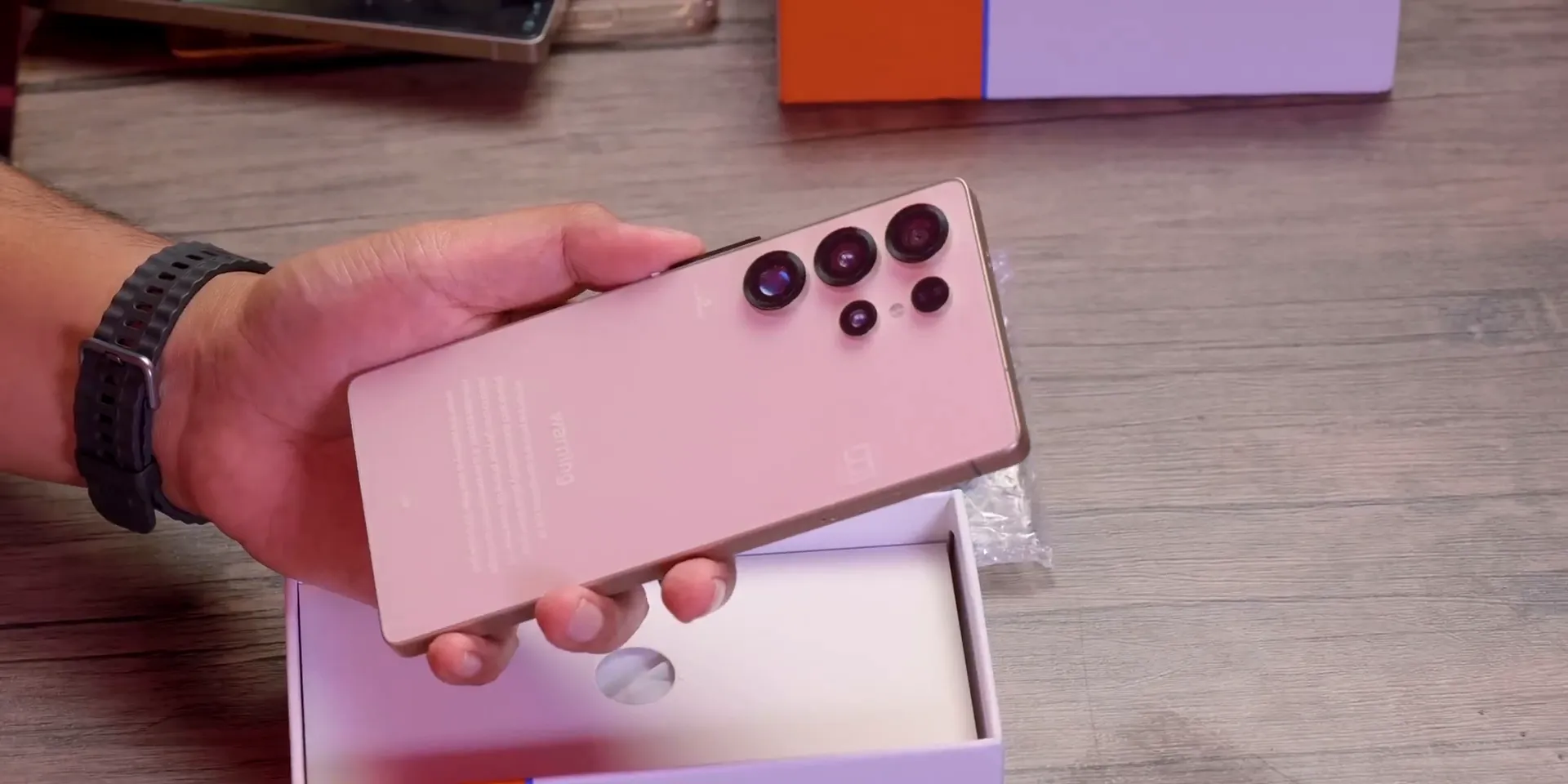 Unboxing Samsung S25 Ultra palsu dengan plastik pelindung di kamera