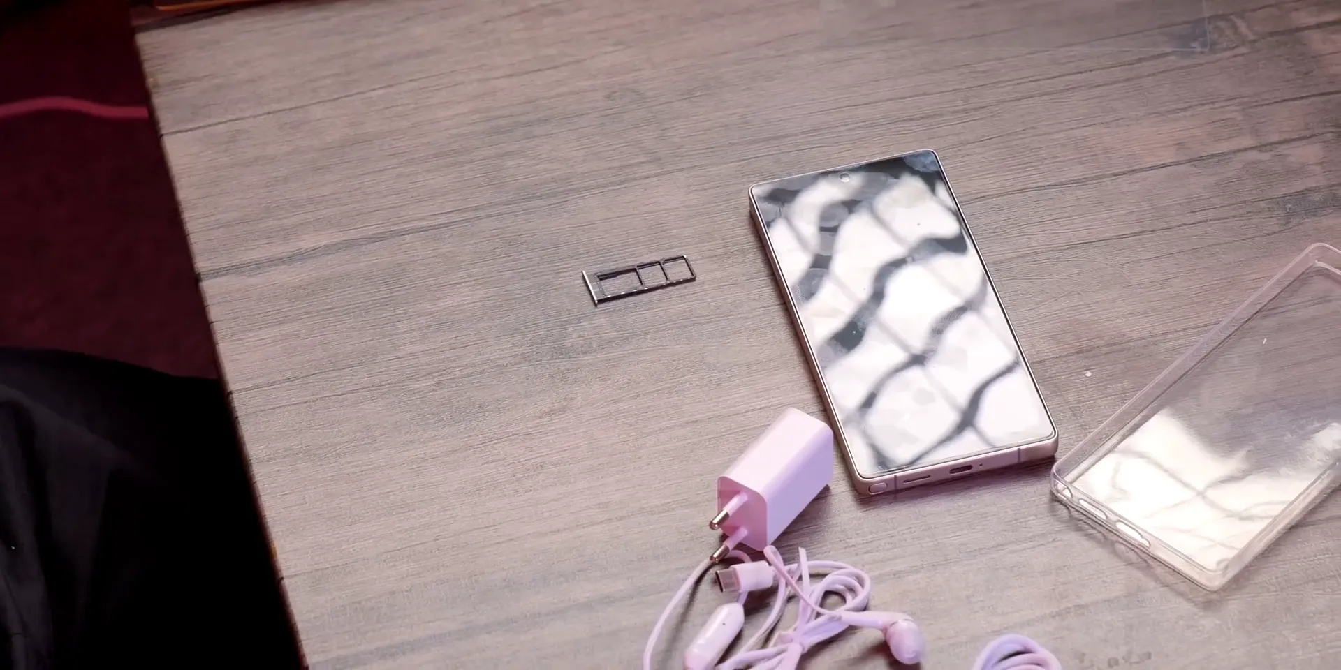 Slot SIM card triple pada Samsung S25 Ultra palsu