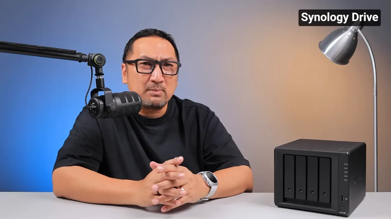 Presenter berbicara tentang Synology Drive di samping Synology DS925+ yang diletakkan di meja