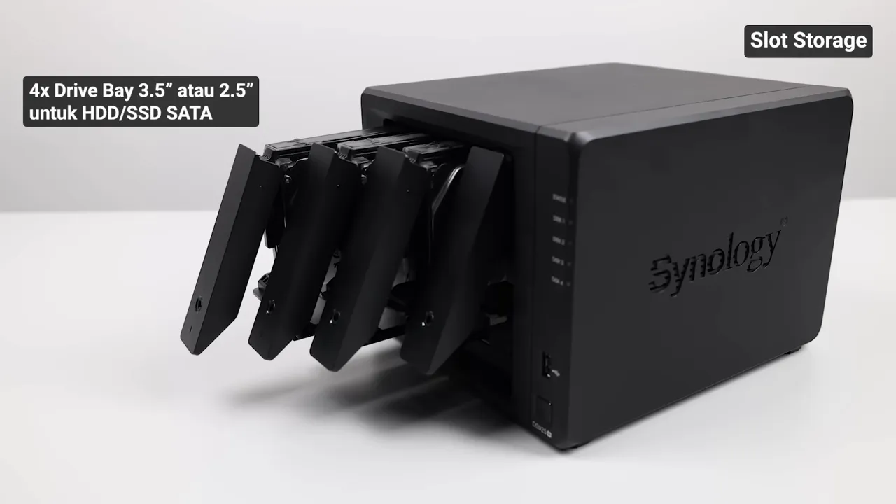 Synology DS925+ dengan empat drive bay terbuka menunjukkan slot untuk HDD/SSD dan logo Synology