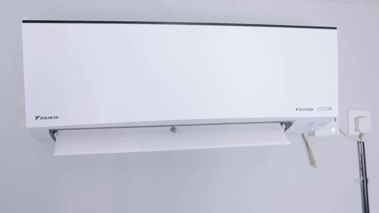 Unit indoor Daikin Nusantara Prestige ALPHA terpasang dengan flap terbuka