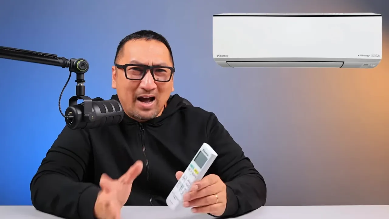 Presenter menunjukkan remote dan unit AC Daikin ALPHA Inverter