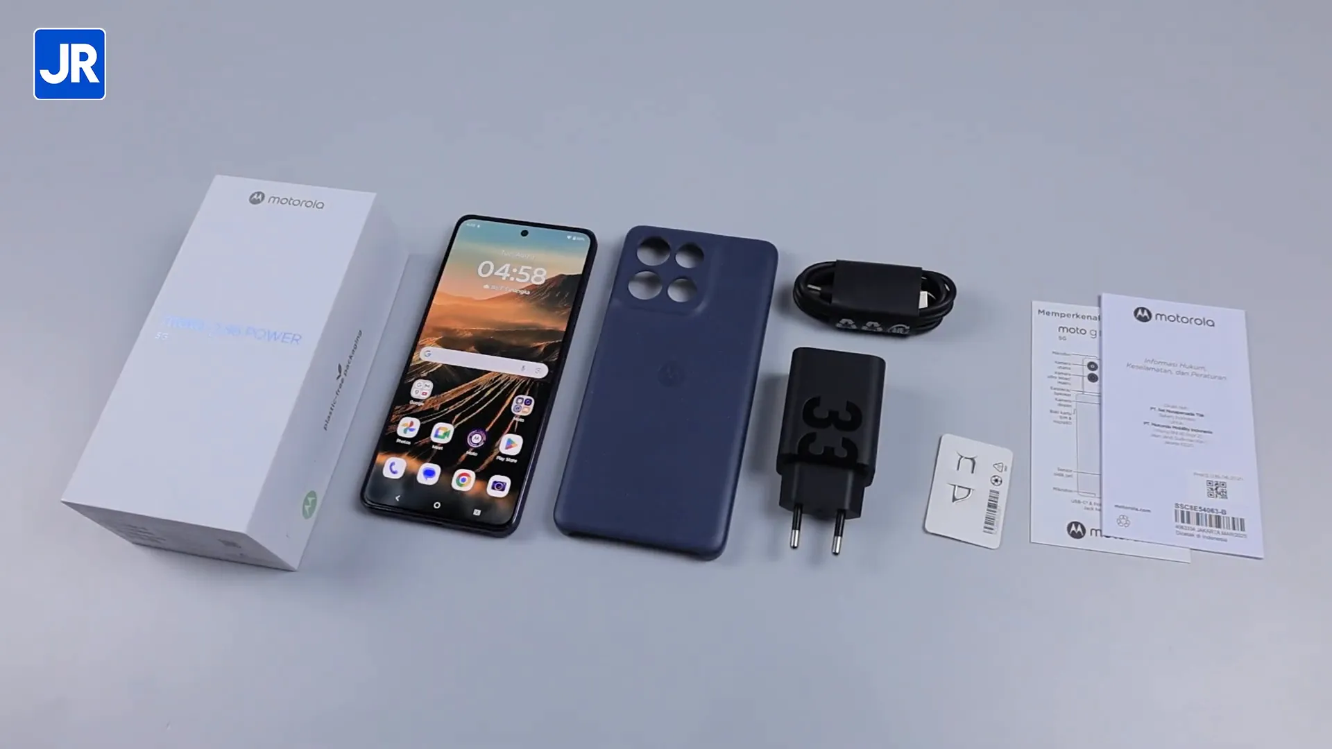 Paket penjualan Moto G86 Power 5G lengkap dengan charger, kabel USB, case, dan SIM ejector