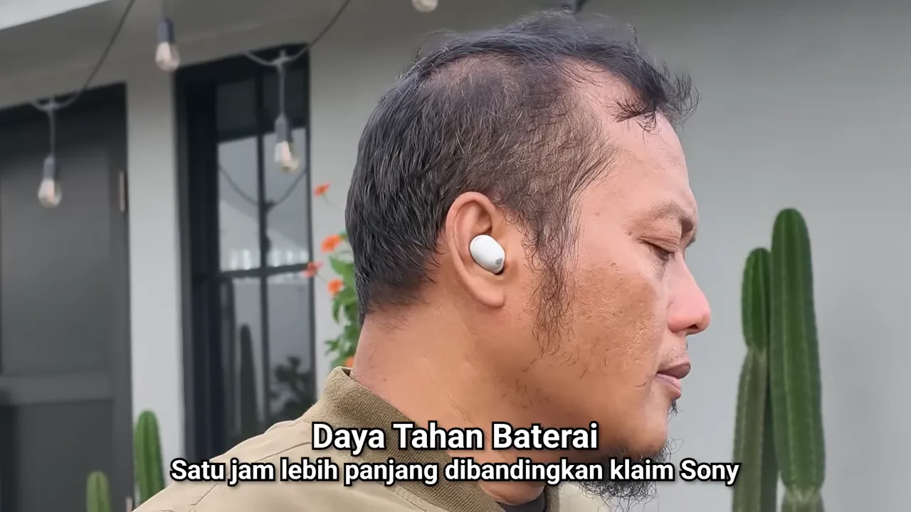 Profil pengguna memakai Sony WF-1000XM6 dengan teks overlay hasil pengujian daya tahan baterai