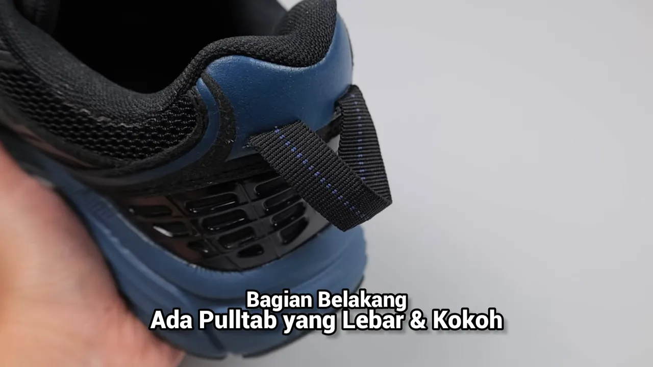 Close up pull tab lebar dan stabilizer tumit sepatu Ardiles Coventry 2.0