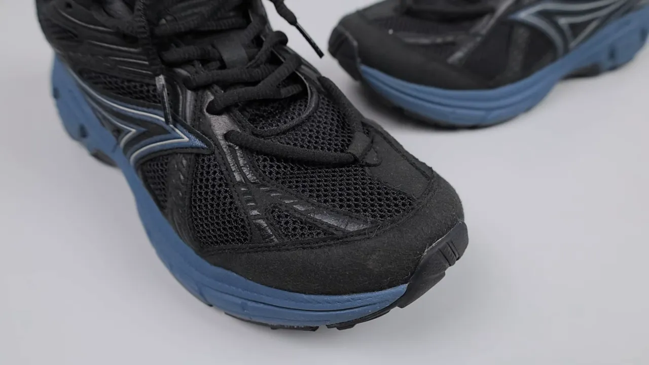 Close-up vamp Ardiles Coventry 2.0 menampilkan layering mesh, overlay sintetis, dan midsole biru