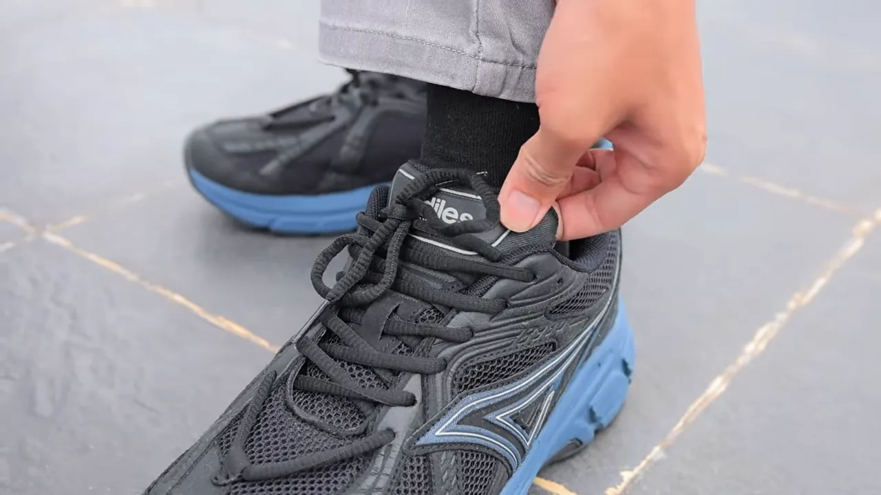 Tangan menarik lidah Ardiles Coventry 2.0 untuk menunjukkan kekakuan material pada area pergelangan