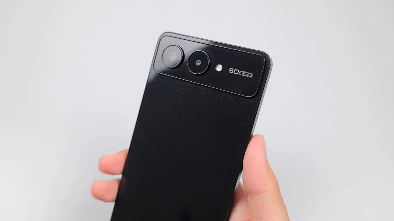 Advann Macha tampak belakang jelas, modul kamera 50 MP dalam fokus