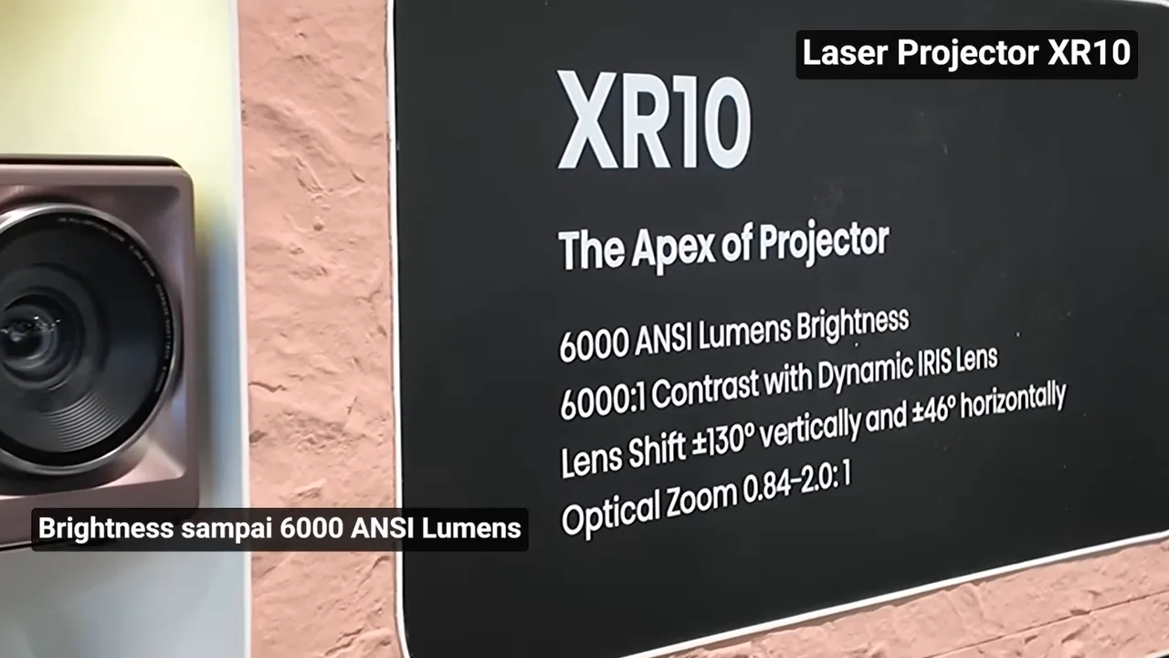 Papan spesifikasi XR10 Hisense menampilkan teks 'XR10 The Apex of Projector' dan rincian seperti '6000 ANSI Lumens Brightness' dengan bagian lensa proyektor terlihat di samping.