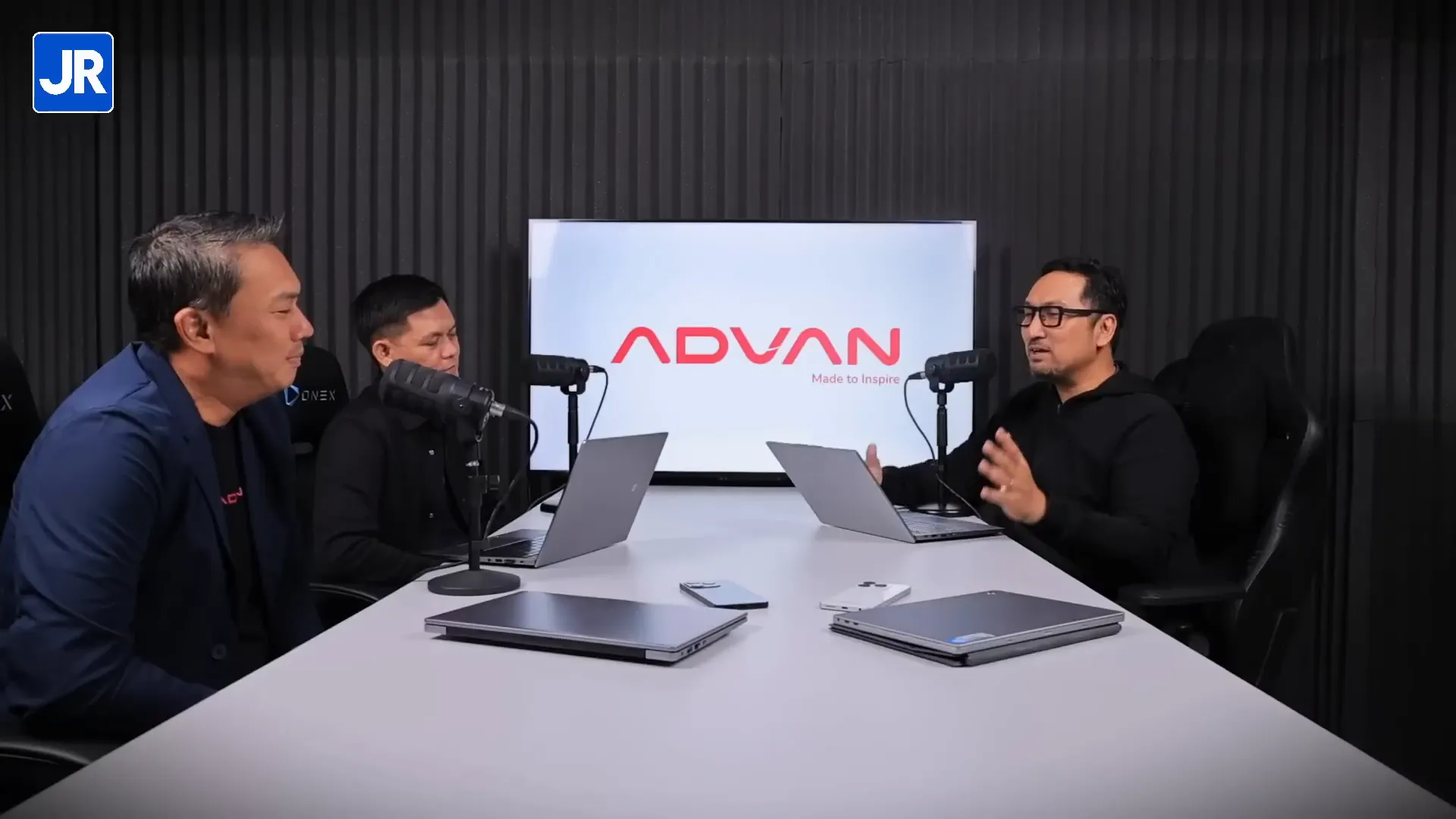 Presenter dan tim Advan membahas perubahan produk dan strategi Advan