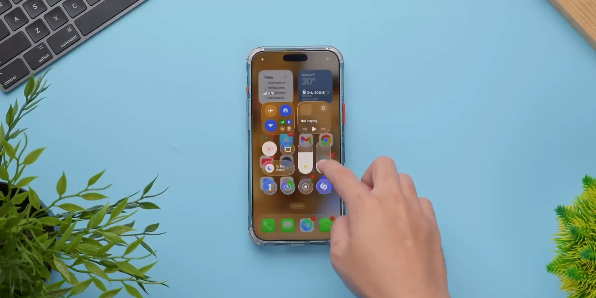 Tampilan glossy transparan iOS 26 di Control Center