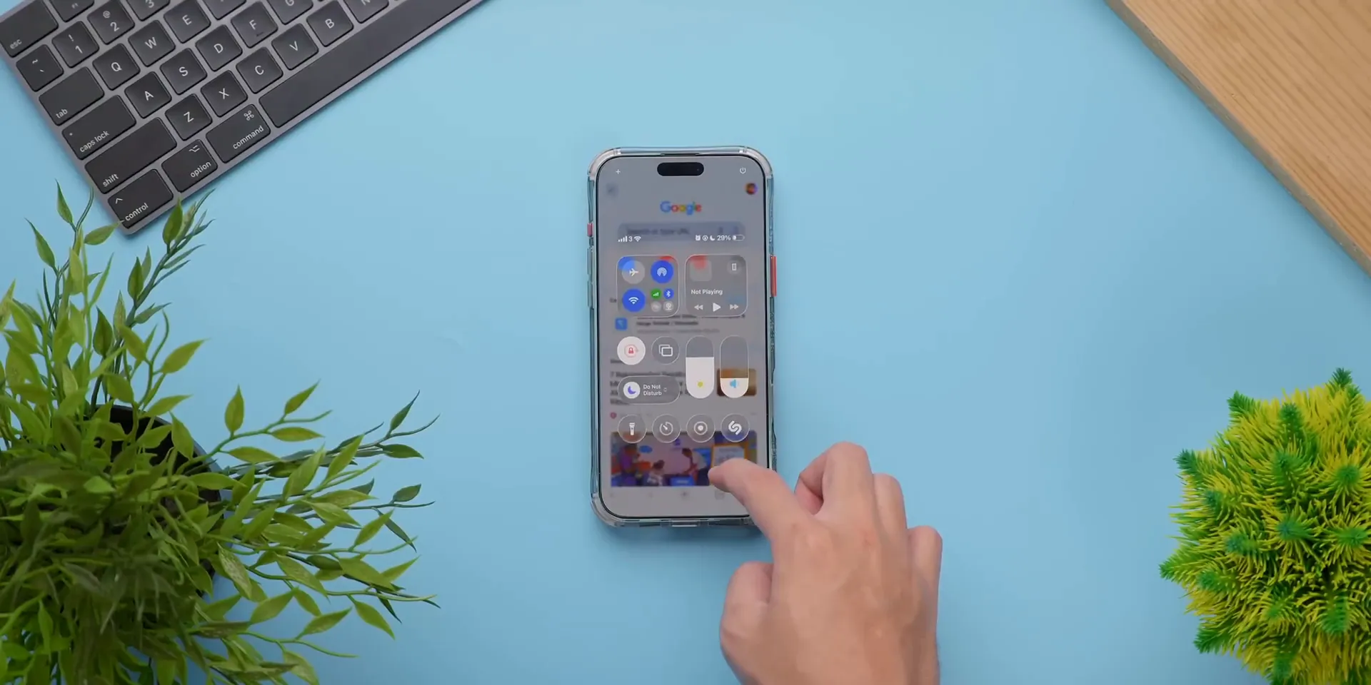 Perbandingan tampilan Control Center iOS 26 versi awal dan update