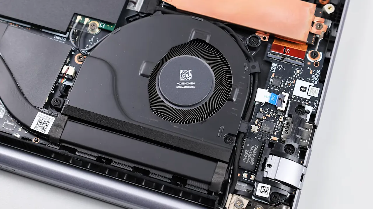 Kipas pendingin, heatpipe tembaga, dan ventilasi ASUS ExpertBook P3 menunjukkan sedikit debu setelah 100 hari penggunaan