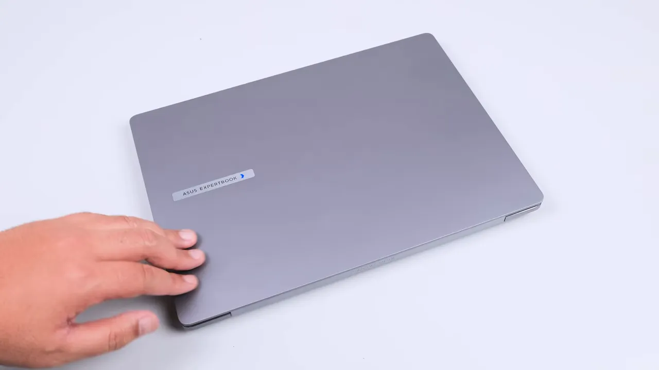 ASUS ExpertBook P3 tertutup di atas meja menunjukkan kondisi bodi