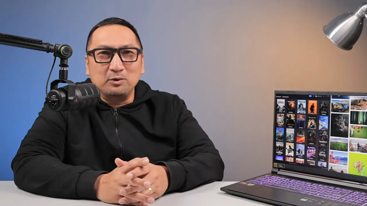 Presenter dengan Acer Nitro V16s AI di meja review menampilkan laptop dan mikrofon studio