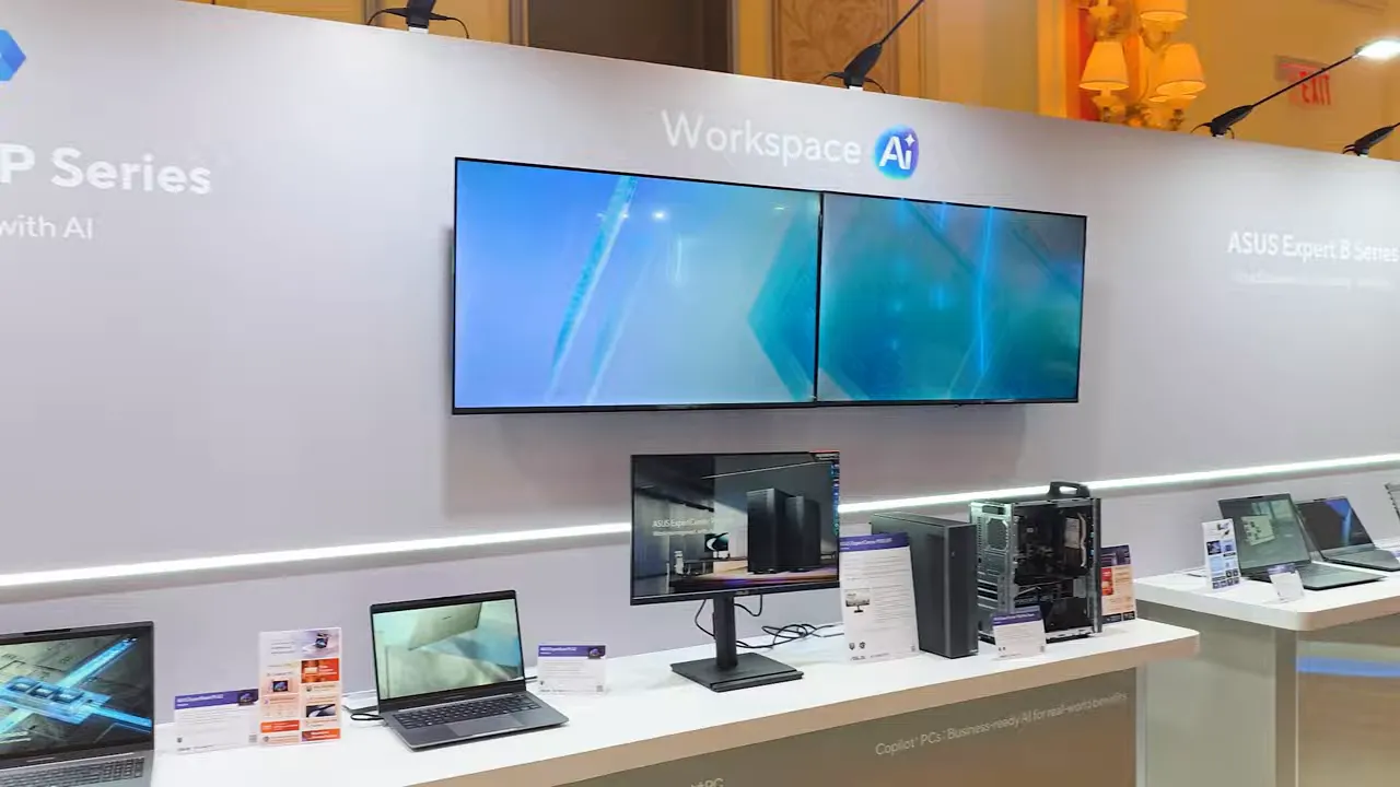 Booth pameran ASUS ExpertBook menampilkan beberapa laptop dan monitor