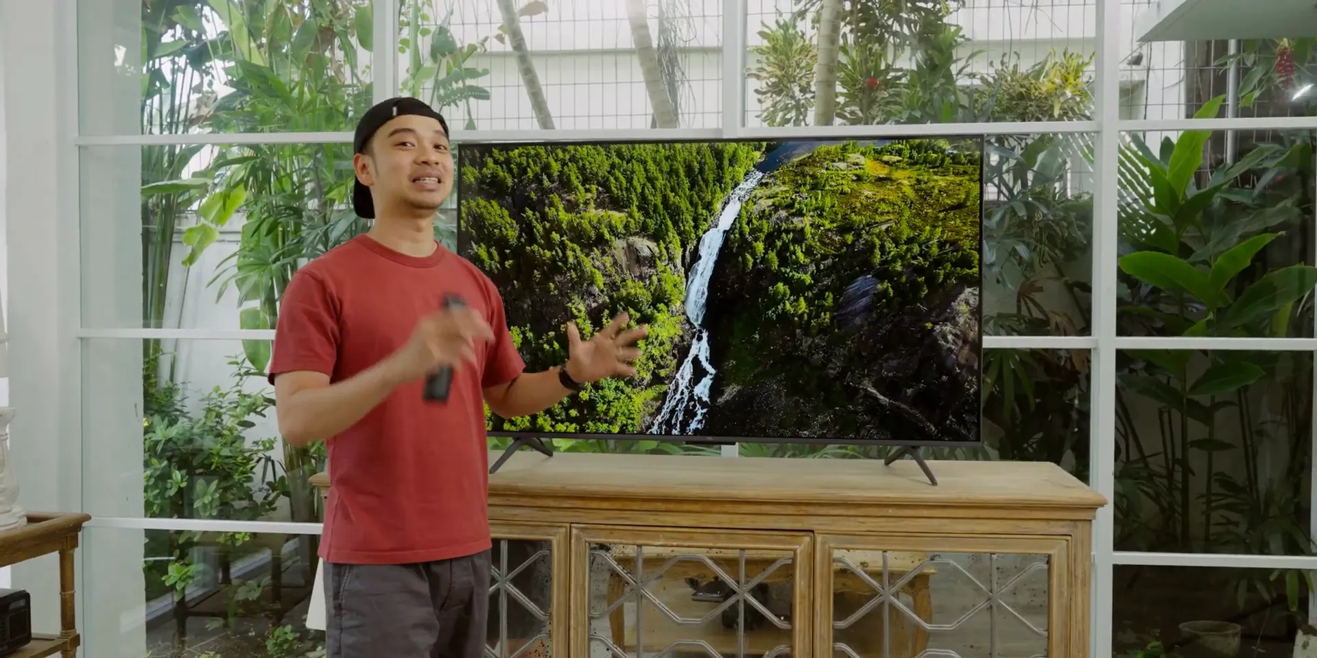 Tampilan desain TCL QD Mini LED C6K 55 inch dengan bezel tipis dan bodi kokoh