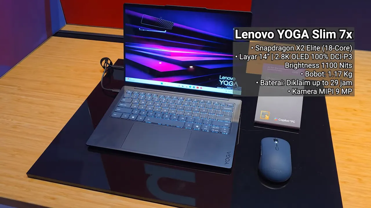 Lenovo YOGA Slim 7x tampak penuh di meja pameran dengan label spesifikasi Snapdragon X2 Elite