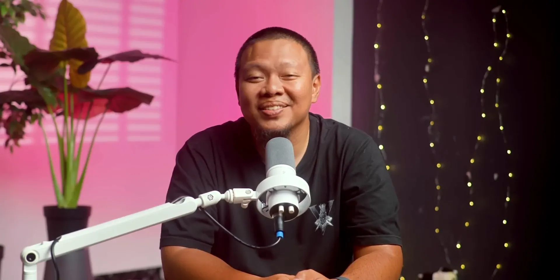 Penggunaan mikrofon FIFINE T688 saat rekaman podcast