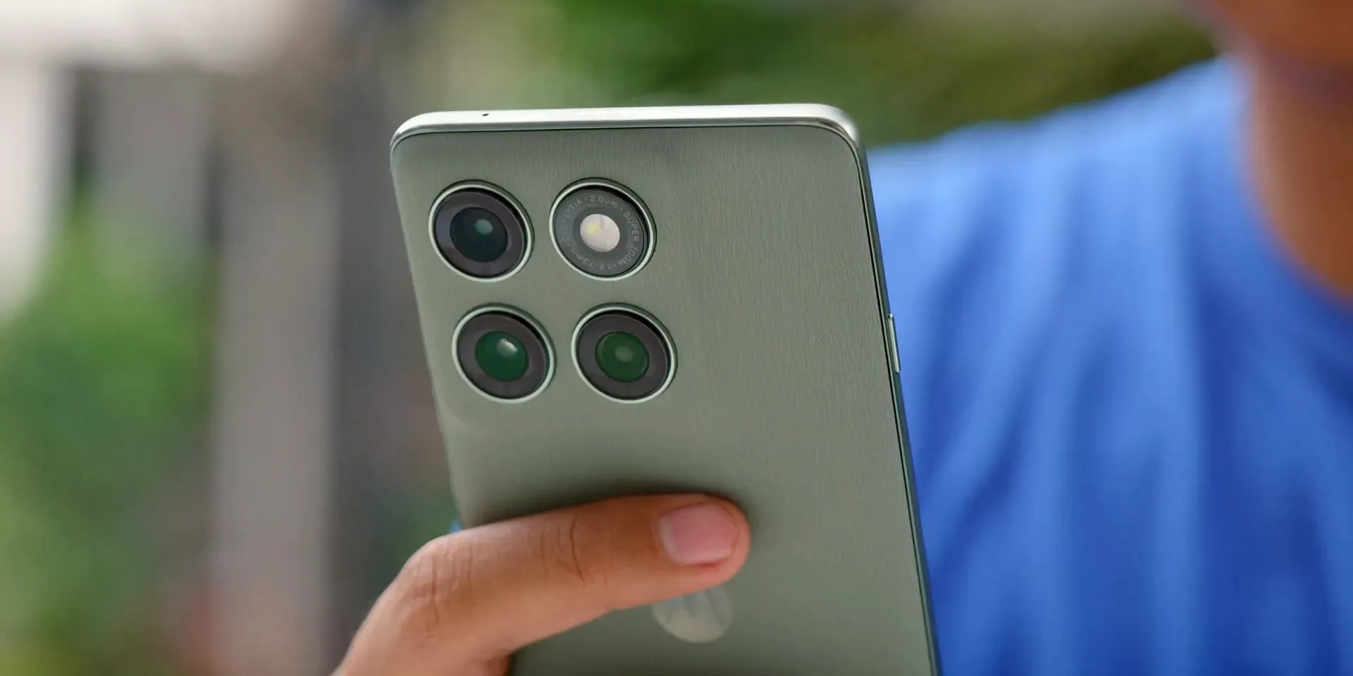 Desain belakang Motorola Edge 60 Pro dengan empat bulatan kamera dan LED flash
