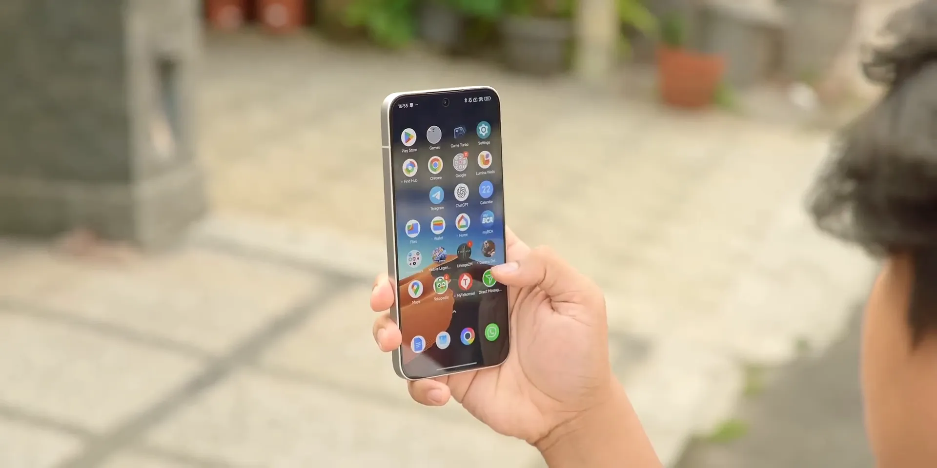 Tampilan layar POCO F7 dengan refresh rate 120Hz dan dukungan Dolby Vision