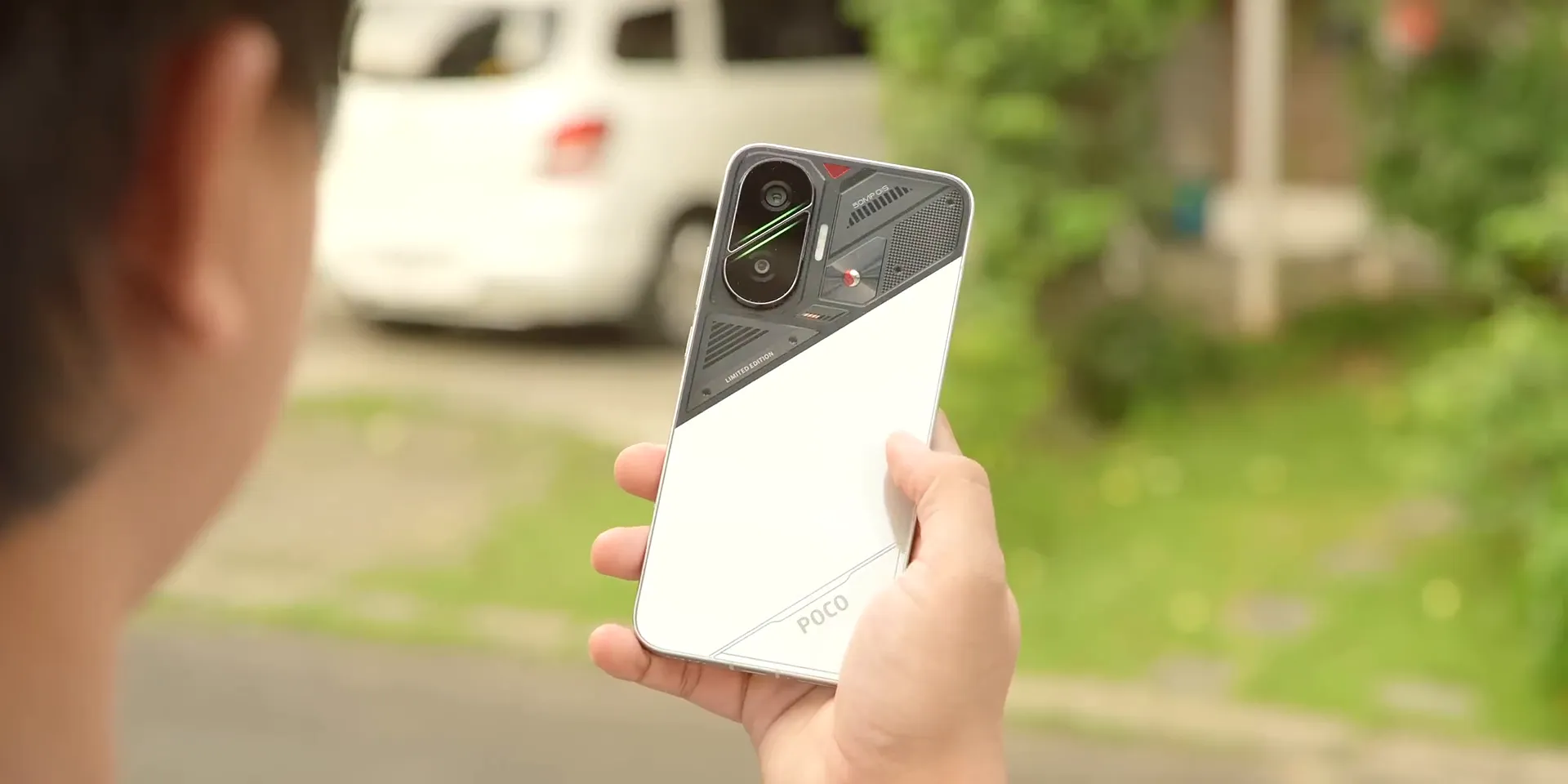 Desain belakang POCO F7 dengan warna duotone hitam dan silver