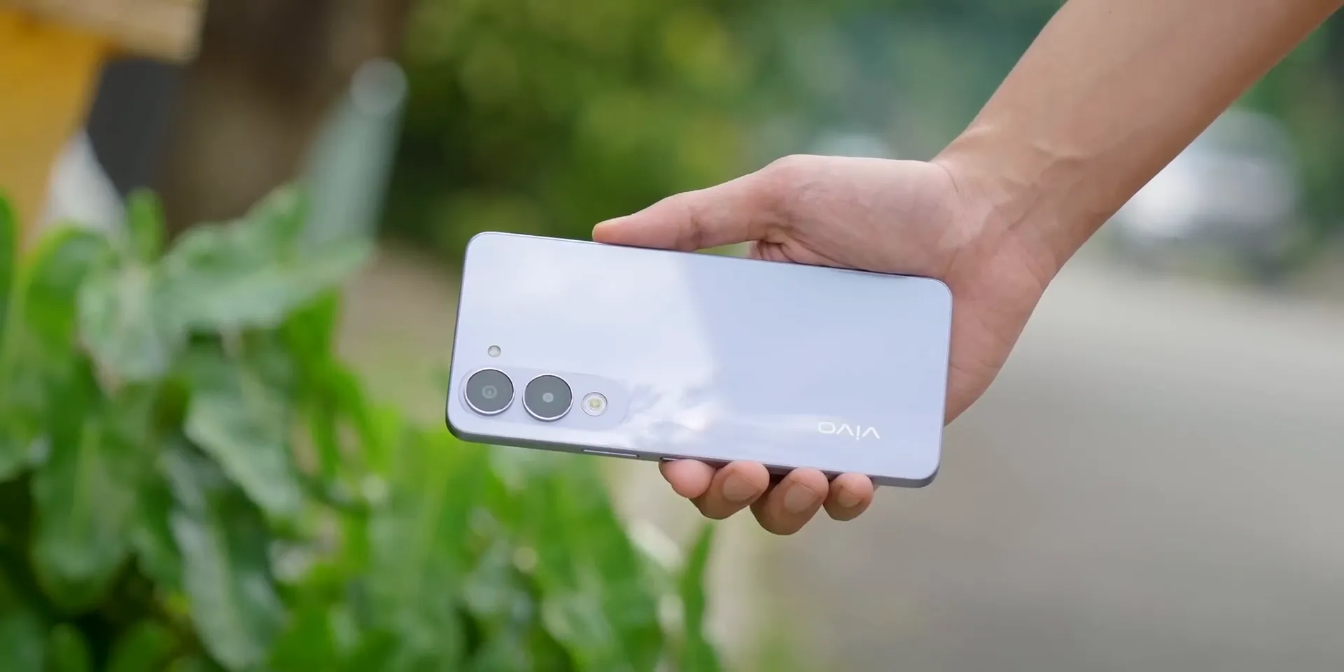 Desain Vivo Y19s GT 5G yang tipis dengan finishing glossy dan warna ungu kristal