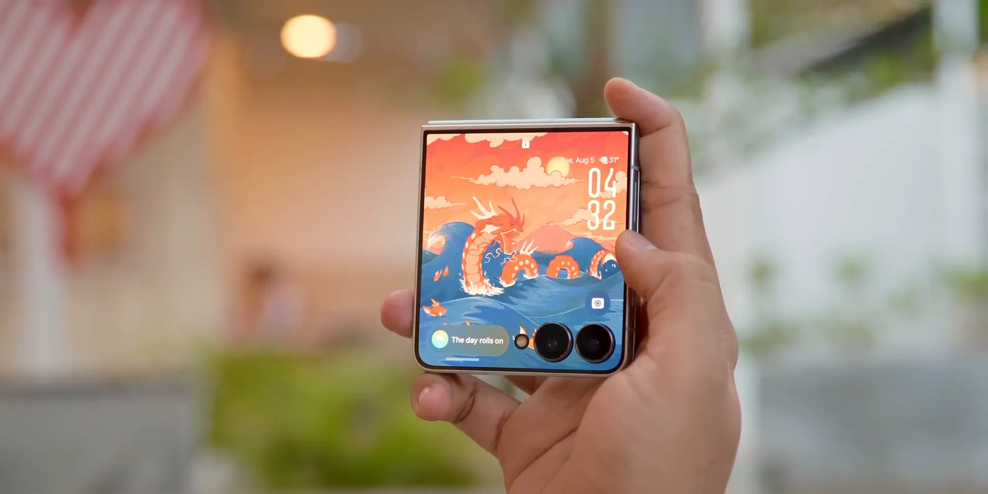 Tampilan Infinity Flex Window penuh di layar depan Samsung Galaxy Z Flip7