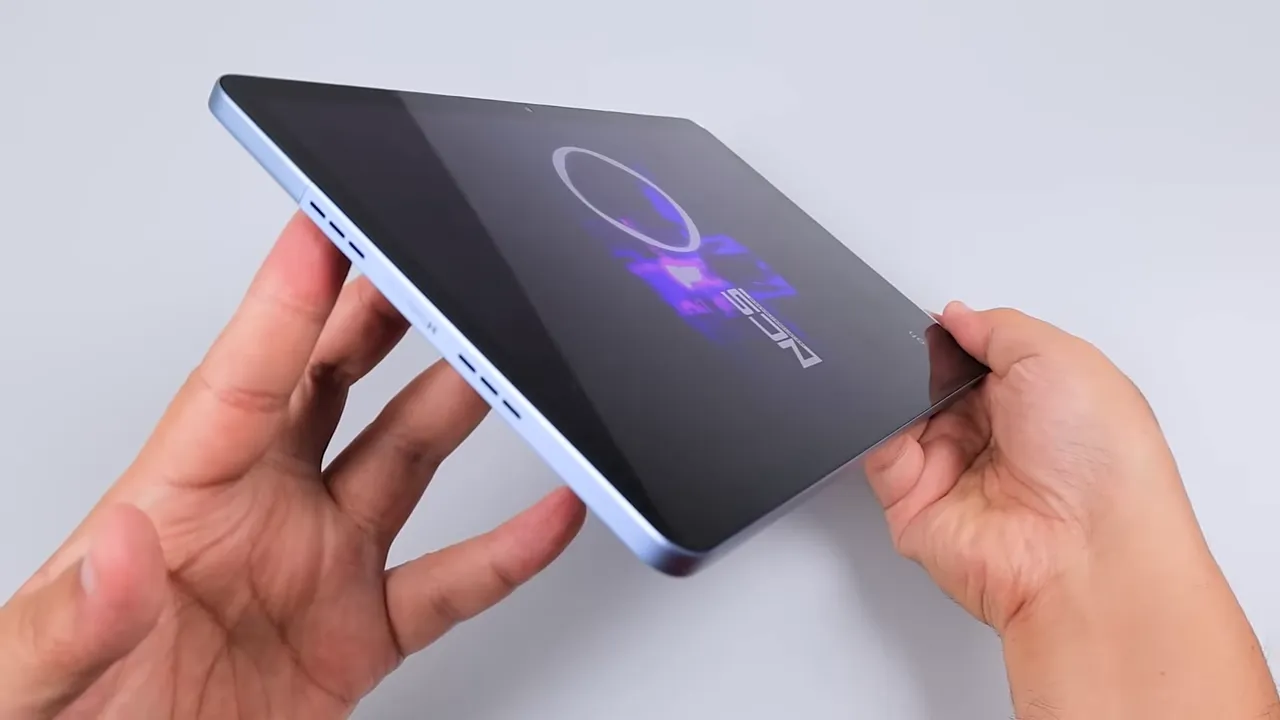 sisi tablet TECNO Megapad SE menunjukkan speaker grill port dan tombol one tap