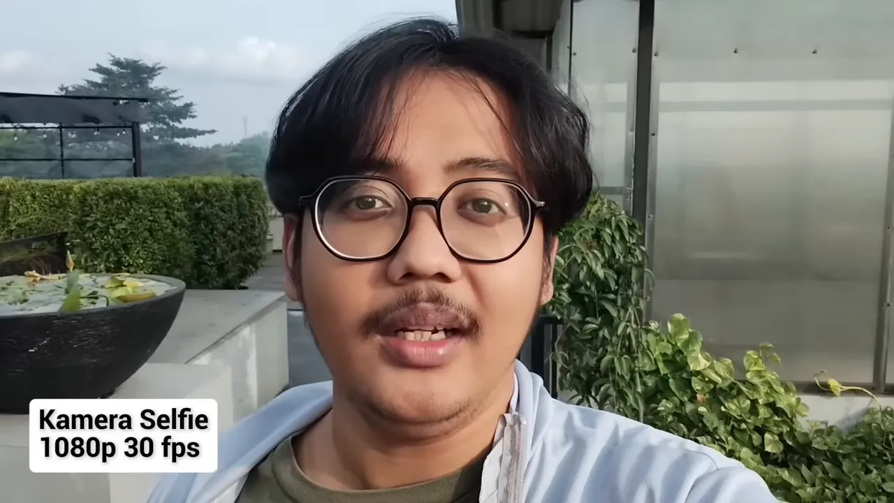 Sampel kamera selfie outdoor 1080p 30 fps menunjukkan wajah tester dan detail latar belakang