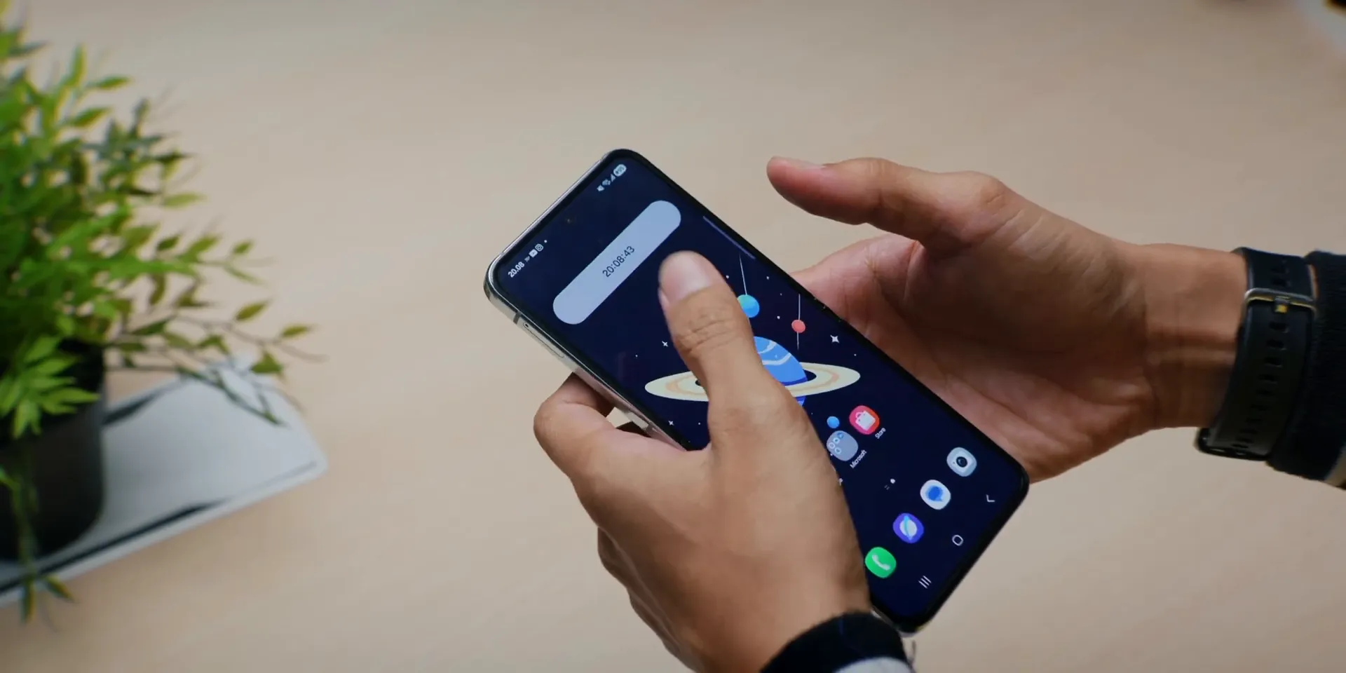 Samsung Galaxy Flip 5 yang akan diservis