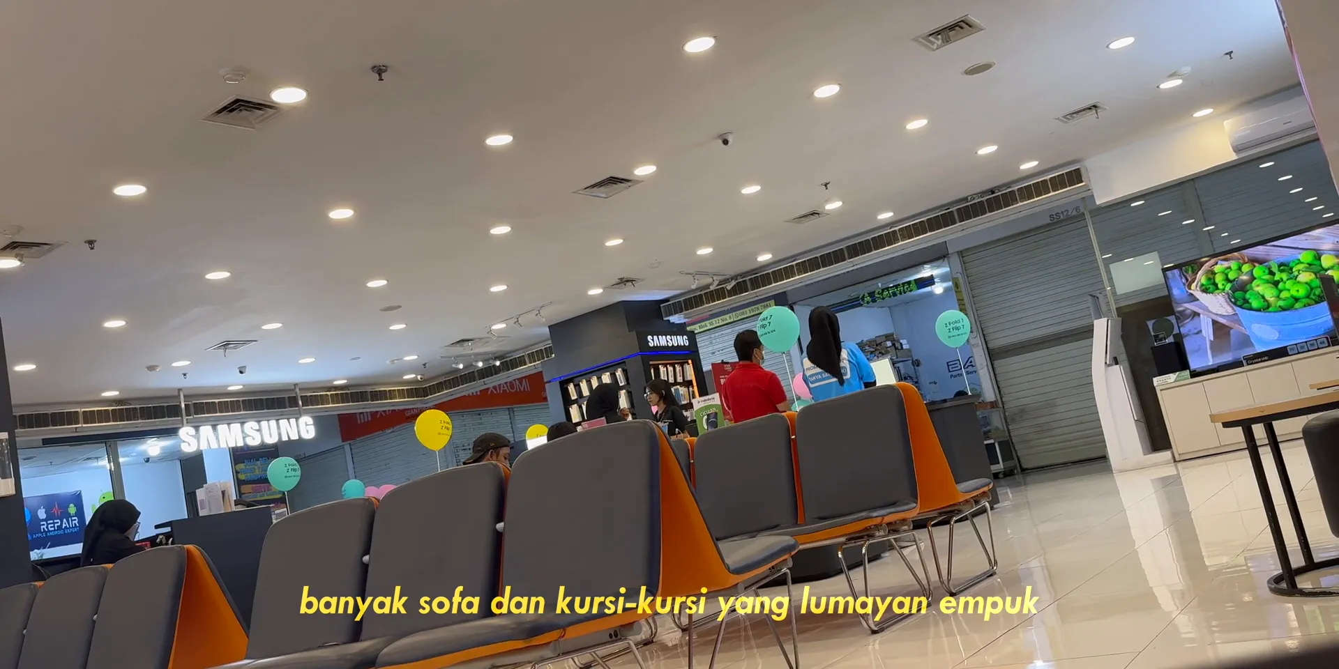 Fasilitas ruang tunggu dengan sofa dan colokan di service center Samsung