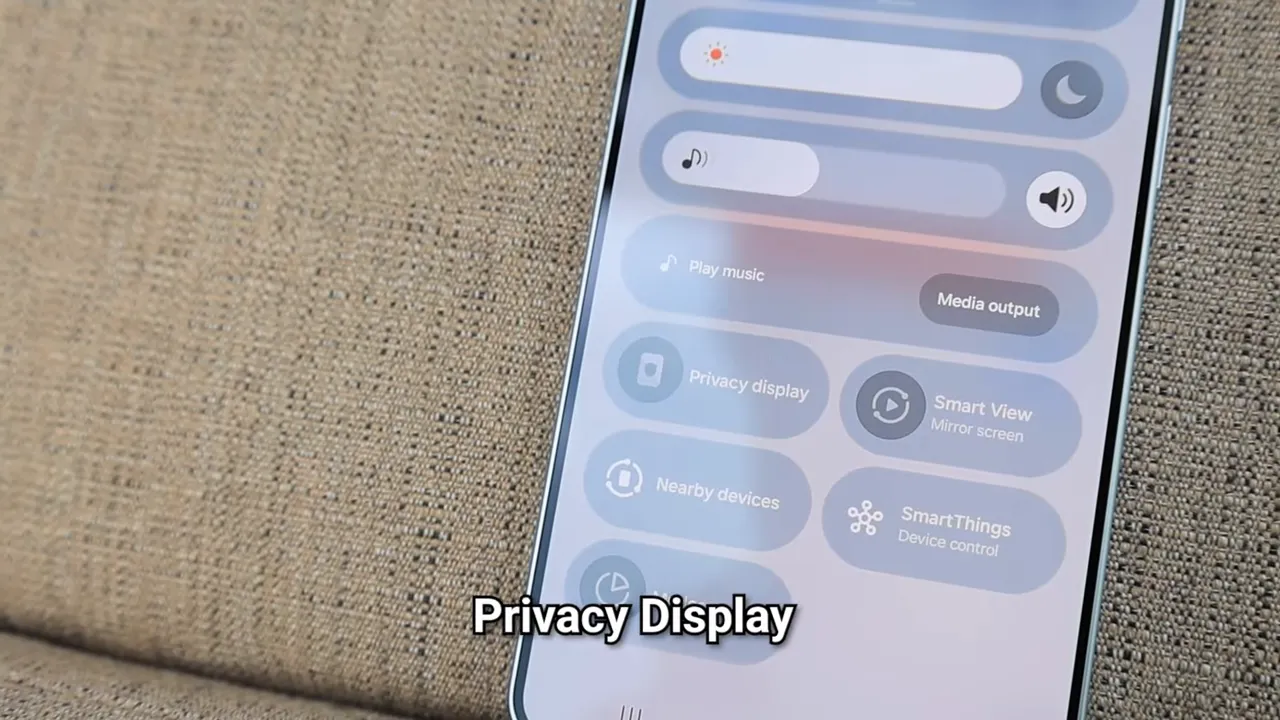 Panel Quick Settings S26 Ultra menampilkan tile 'Privacy display' — ilustrasi fitur privacy hardware.