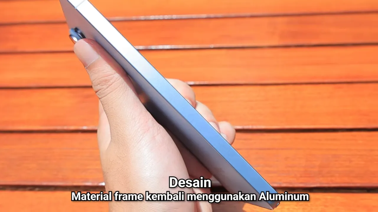 Profil bingkai aluminium Samsung Galaxy S26 Ultra dipegang dari samping