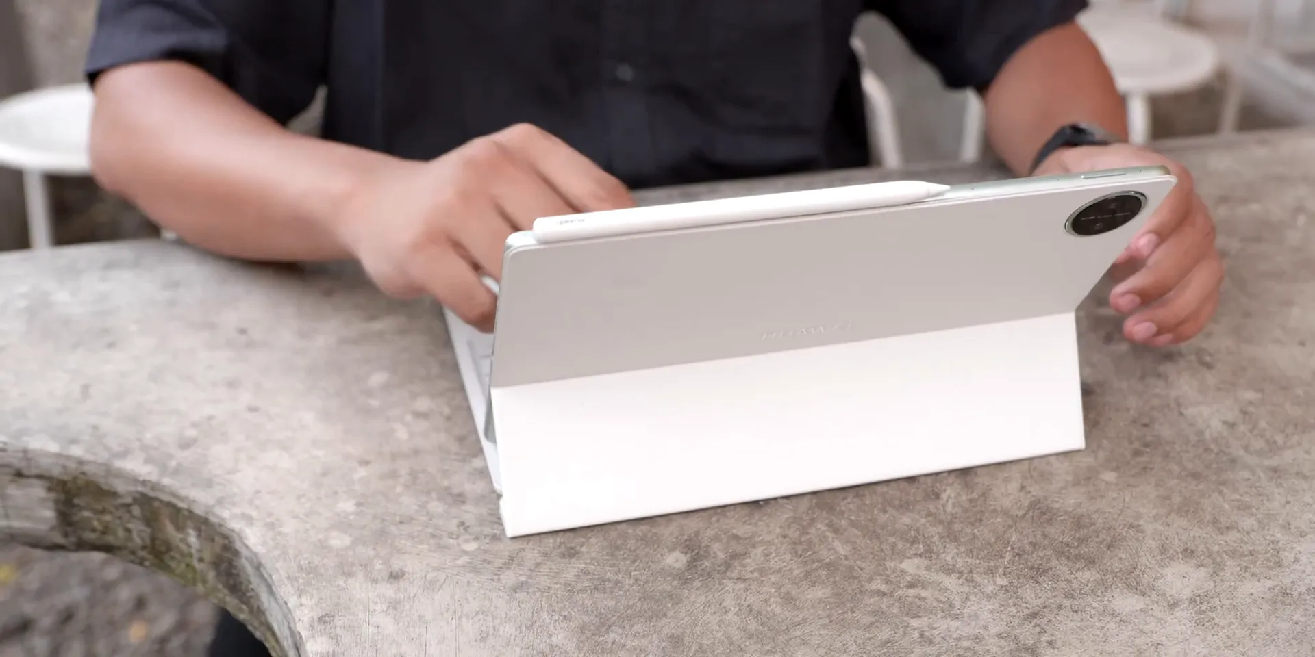 Keyboard dengan kompartemen stylus dan desain ergonomis