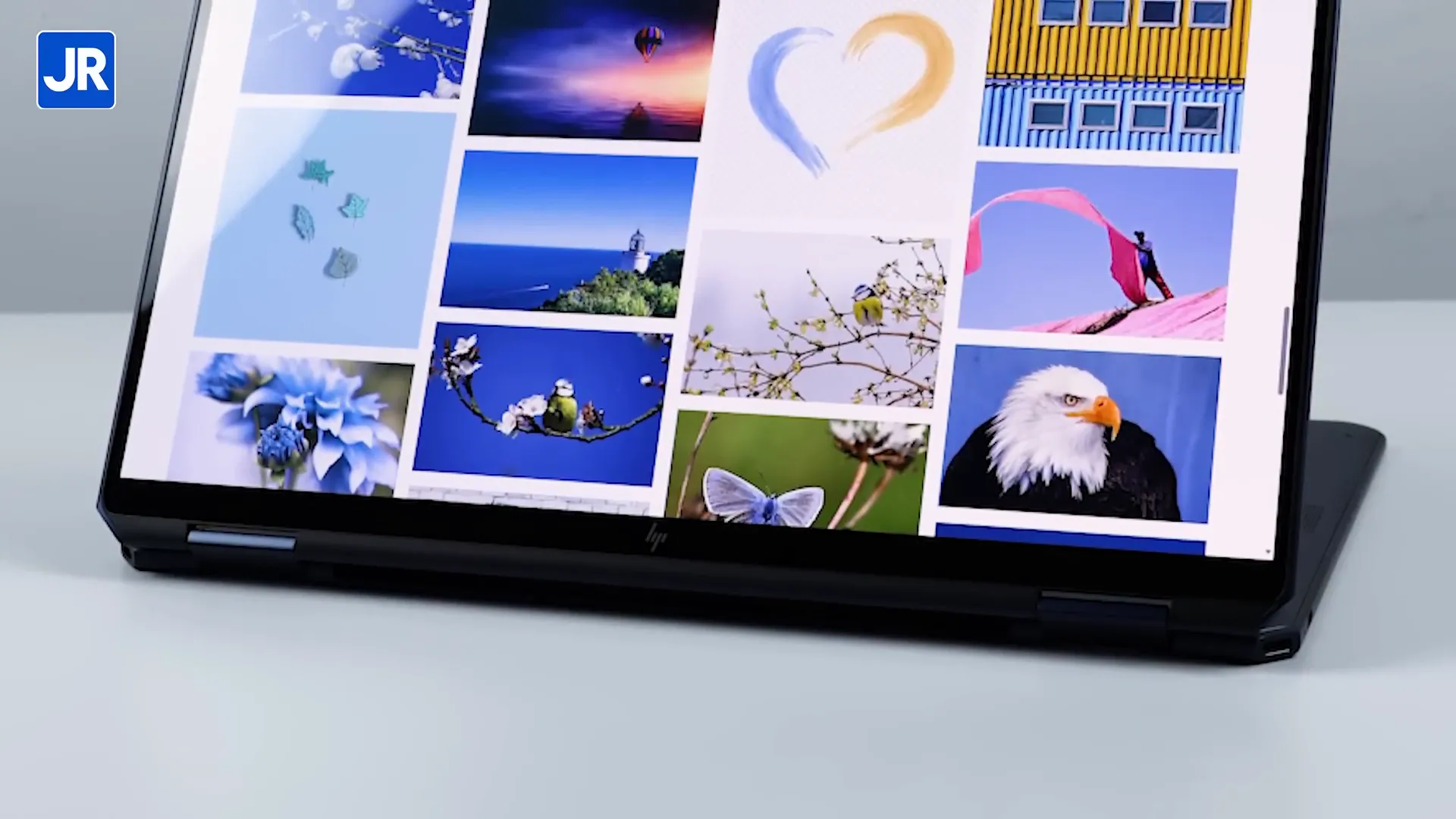 HP OmniBook Ultra Flip 14 dalam mode tablet dengan stylus pen