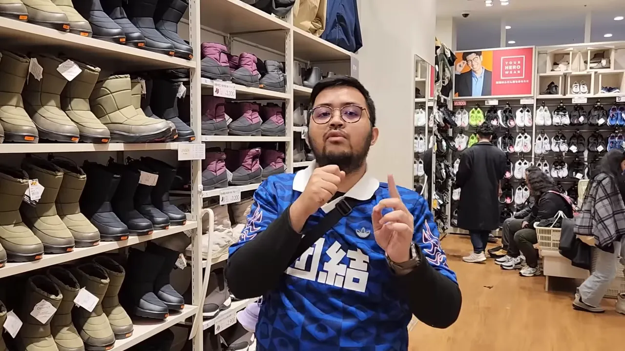 Rak sepatu boot musim dingin di toko dengan berbagai model dan harga, pembicara berdiri di depan rak