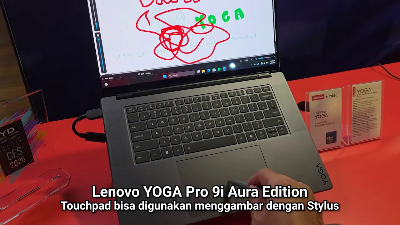 Stylus sedang digunakan pada touchpad Lenovo YOGA Pro 9i Aura Edition sambil layar menampilkan coretan gambar