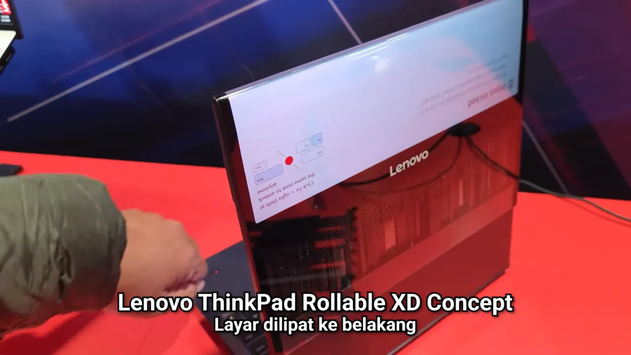 ThinkPad Rollable XD menunjukkan layar dilipat ke belakang, menonjolkan desain konsep fleksibel