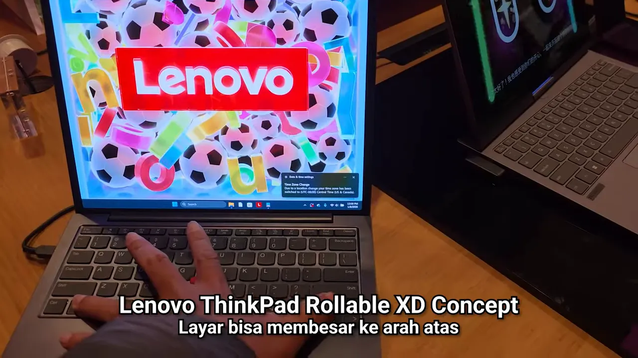 Lenovo ThinkPad Rollable XD memperbesar layar ke arah atas saat demonstrasi