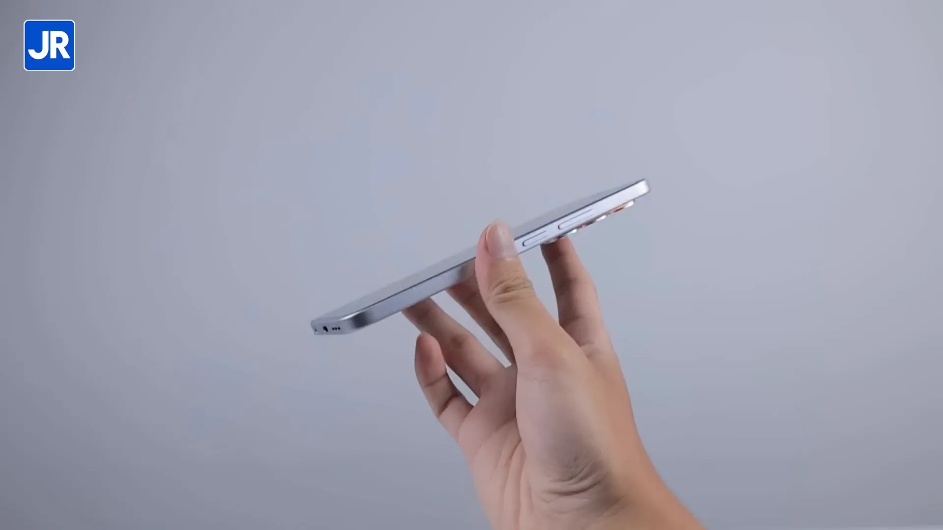 Infinix Hot 60 Pro dengan bodi tipis dan ringan
