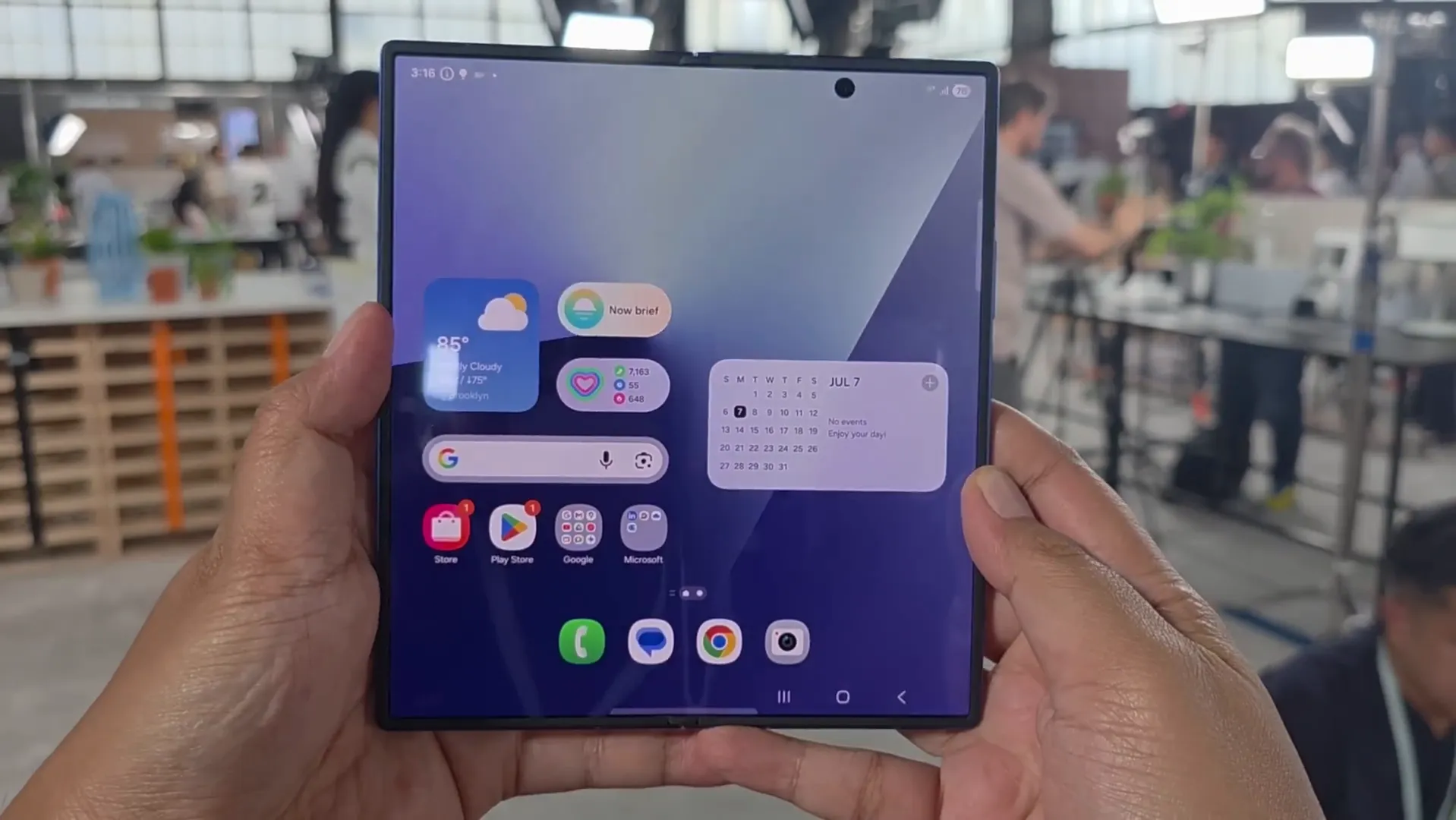 Layar Samsung Galaxy Z Fold7 yang lebih lebar dan resolusi tinggi