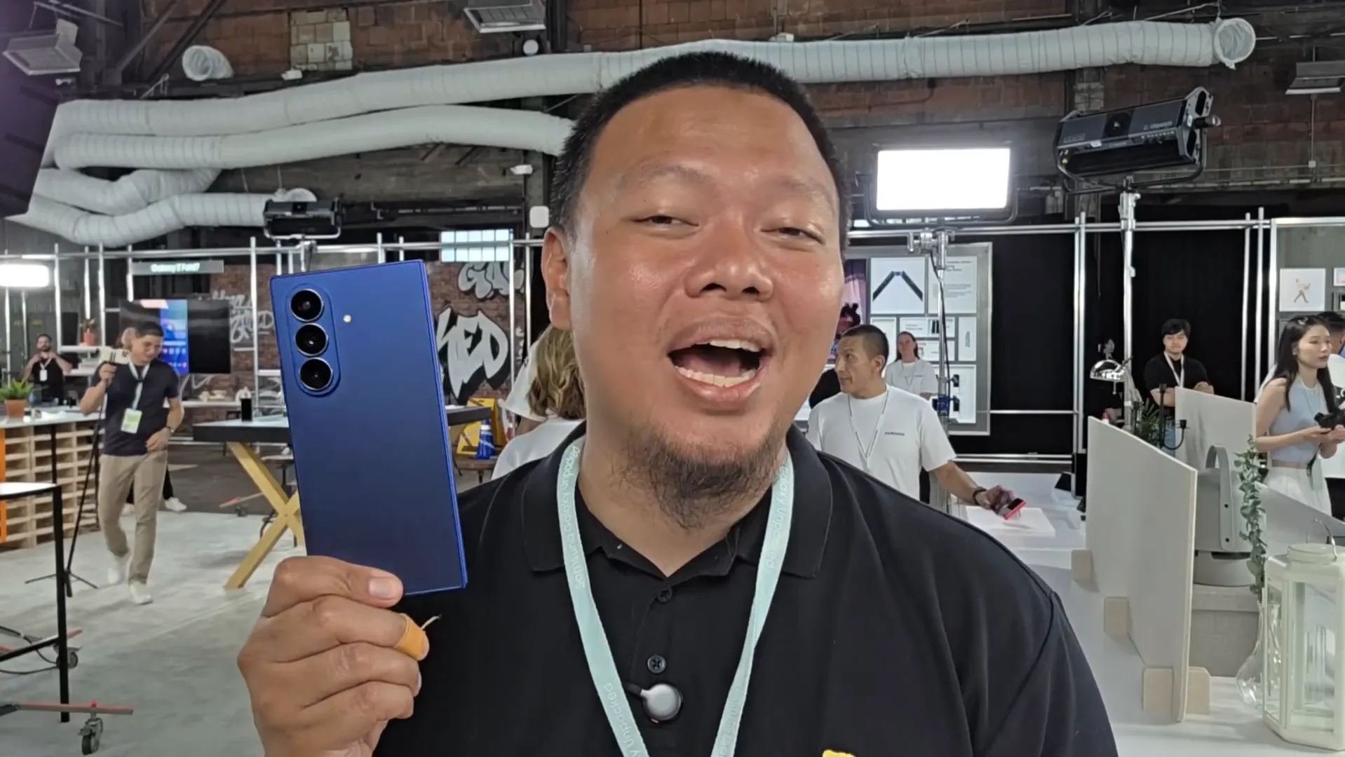 Samsung Galaxy Z Fold7 di tangan Mouldie di New York
