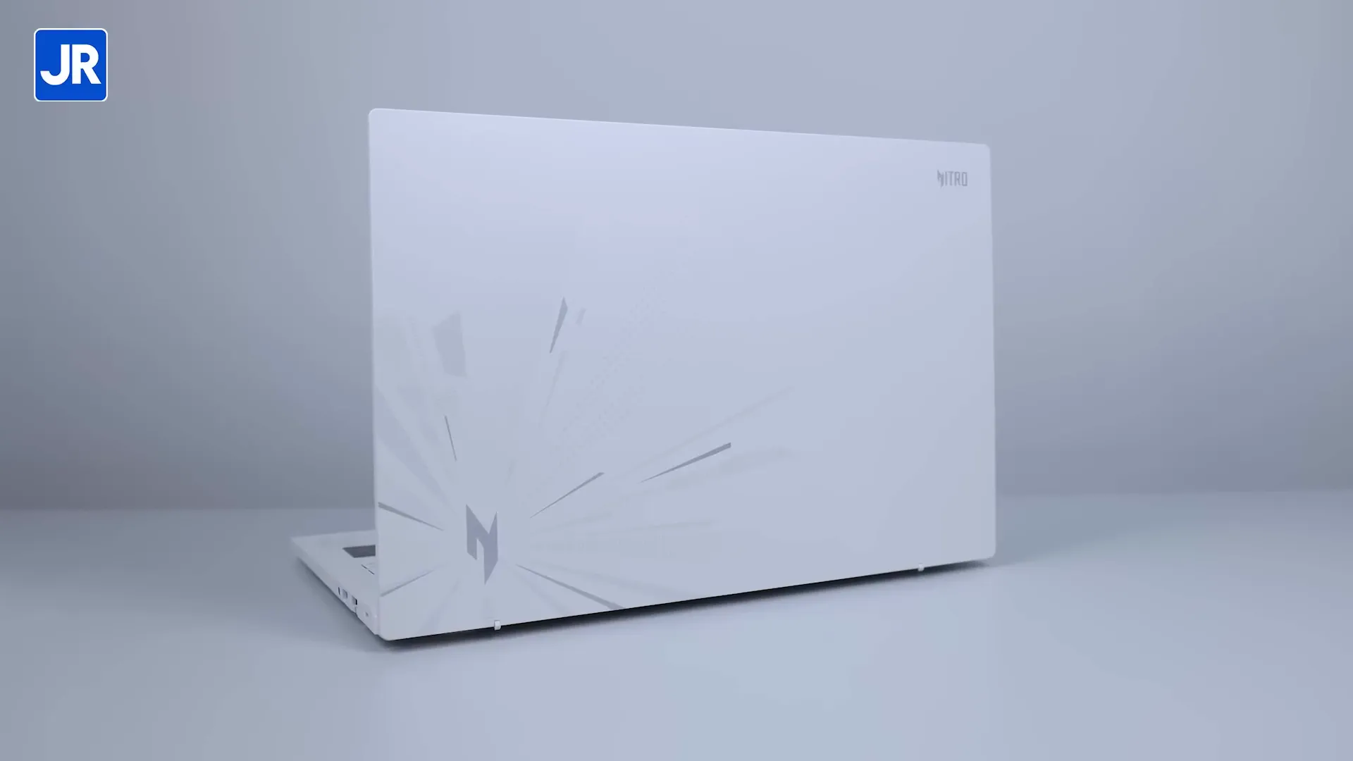 Desain bodi Acer Nitro Lite 16 berwarna putih mutiara yang stylish dan minimalis