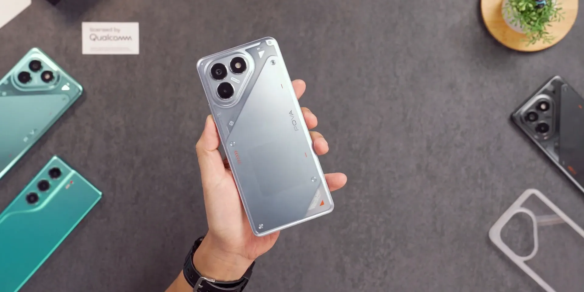 Desain belakang Tecno Pova 7 dengan motif garis dan tulisan 7000mAh
