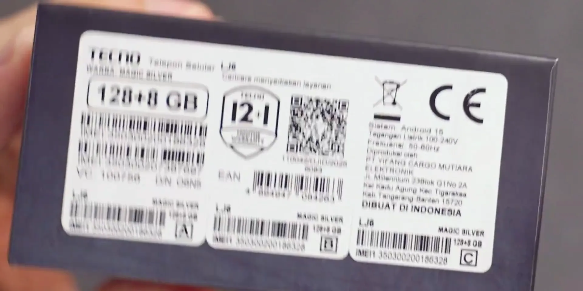 Aksesoris unik dalam kotak Tecno Pova 7, termasuk casing silikon dan SIM ejector custom