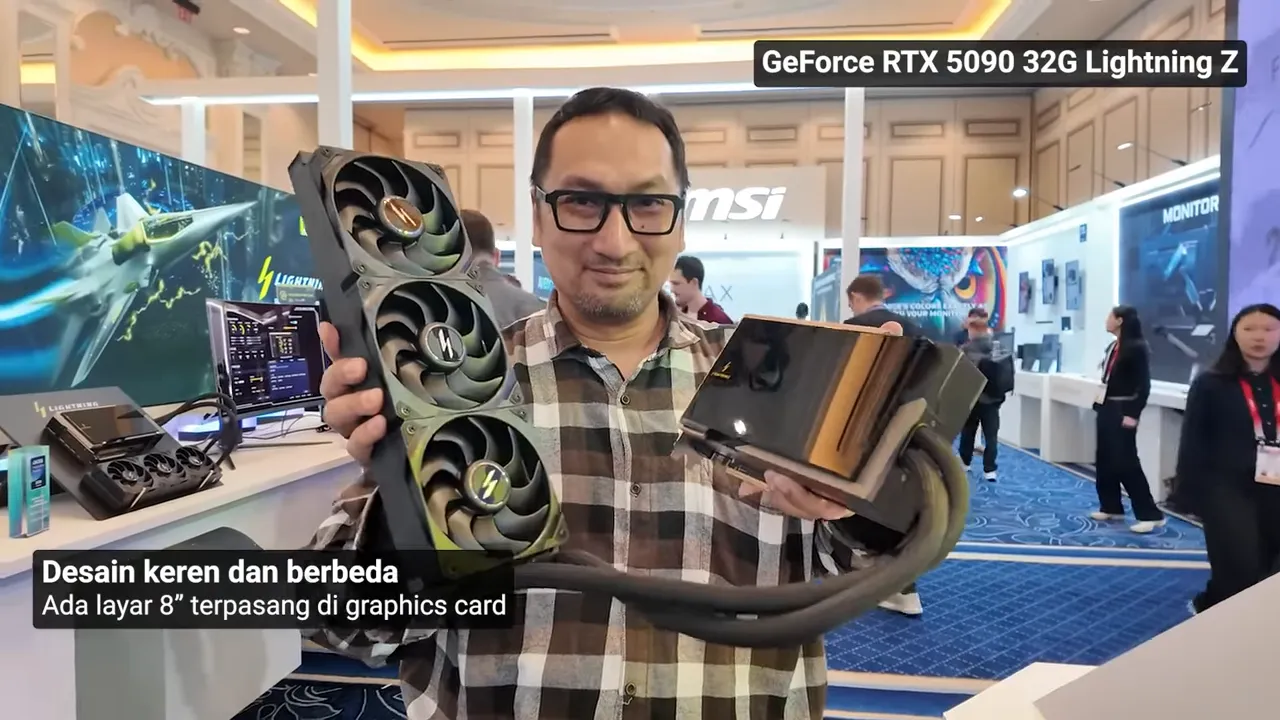 GeForce RTX 5090 32G Lightning Z dipamerkan di booth, menunjukkan kartu, layar terpasang, dan radiator eksternal