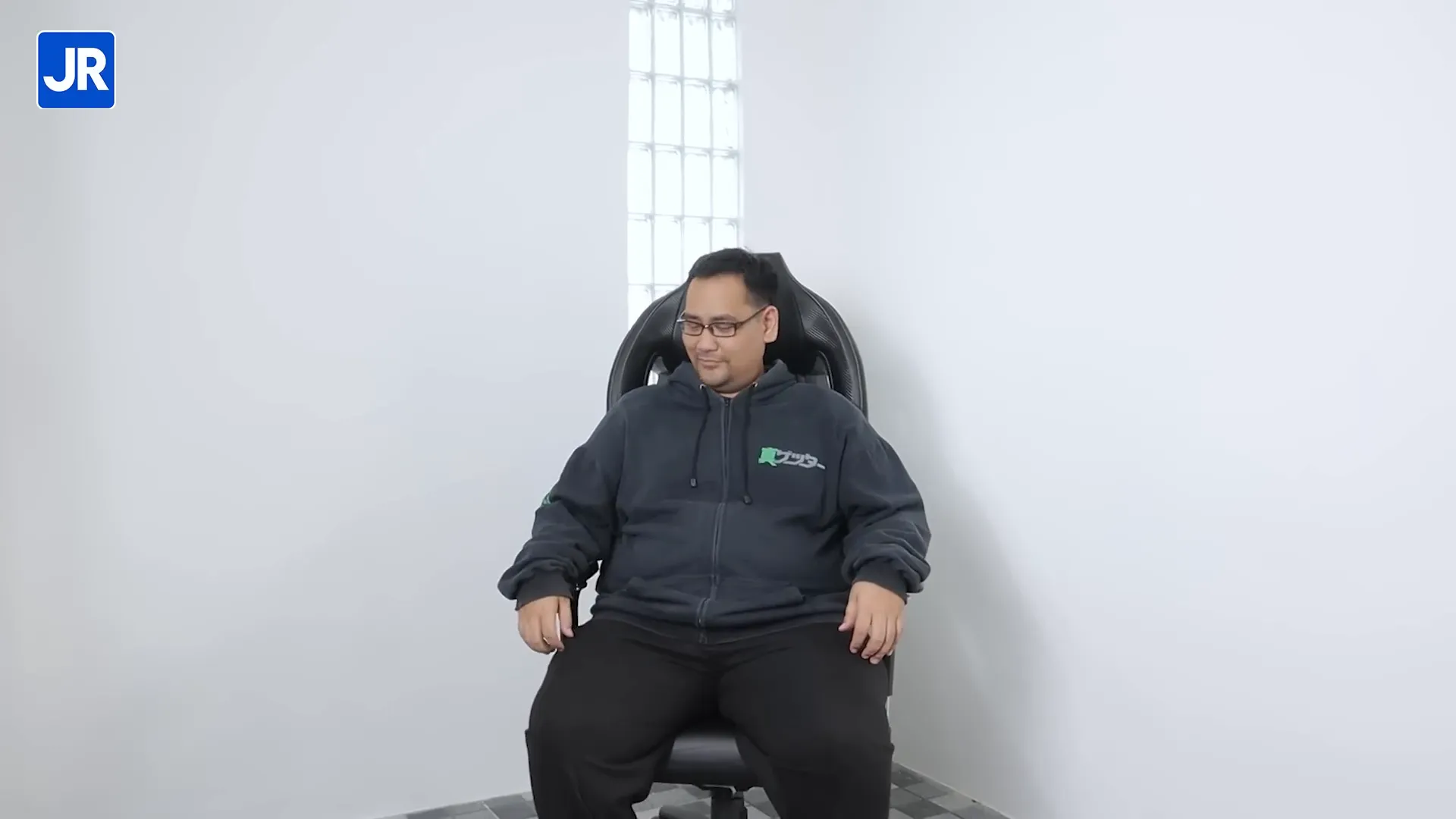 Pengalaman penggunaan Todak Throne dengan postur duduk yang nyaman dan stabil