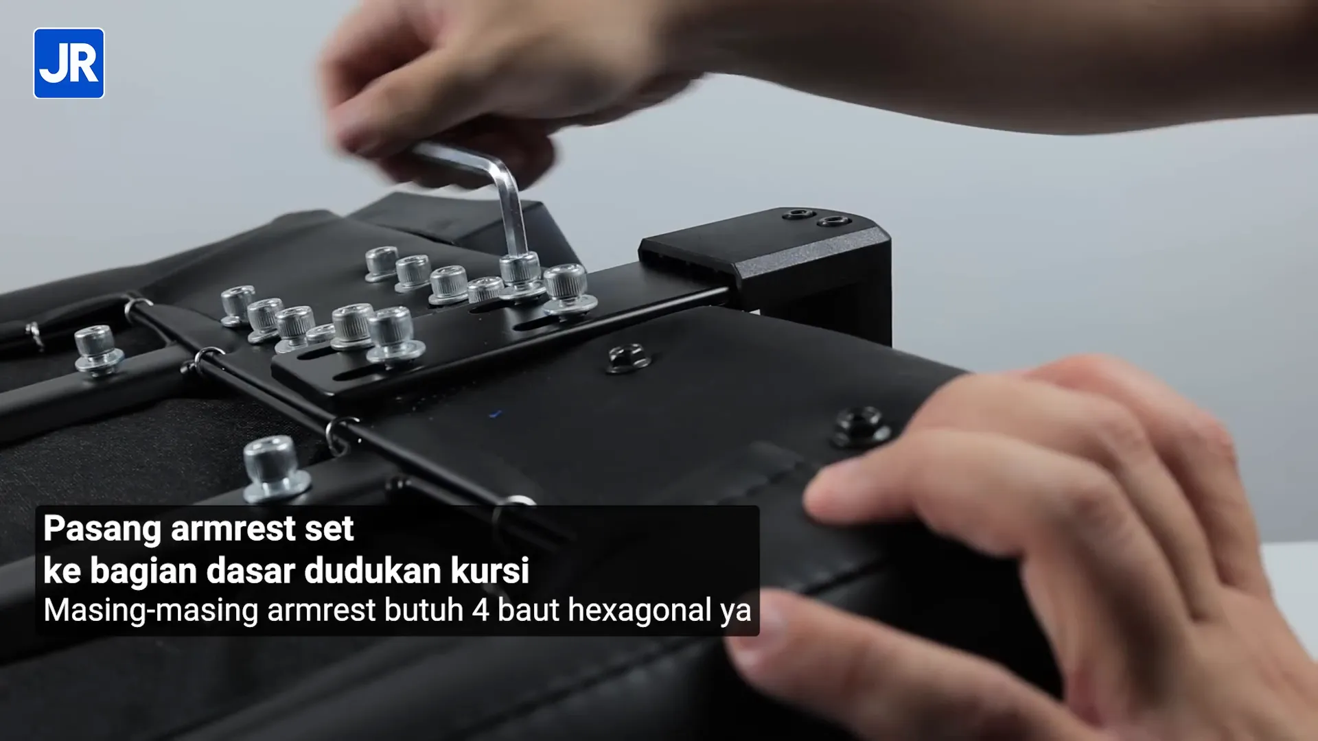 Proses perakitan Todak Throne dengan tool L-shape hex key